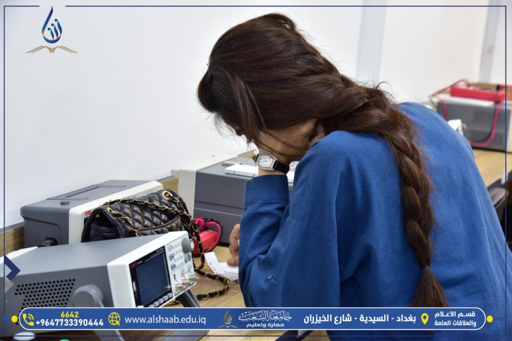 جامعة الشعب | طلبة قسم هندسة تقنيات الأجهزة الطبية بجامعة الشعب يؤدون تجربة المختبرات الافتراضية